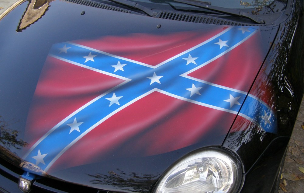 Автомобильный флаг россии. Машины с флажками на капоте. Флаг на авто. Флаг аэрография на авто. Флагшток на капот.