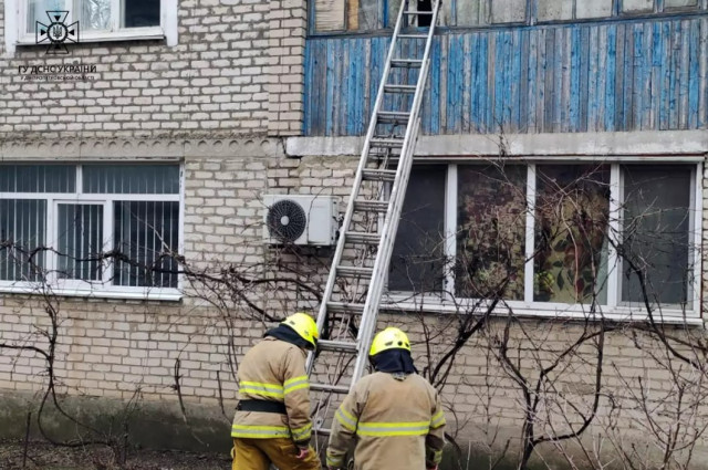 В Криворожском районе спасатели помогли женщине, которую ребенок запер на балконе