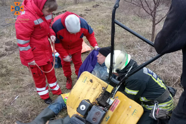 На Дніпропетровщині рятувальники деблокували ногу чоловіка, що застрягла у мотоблоці
