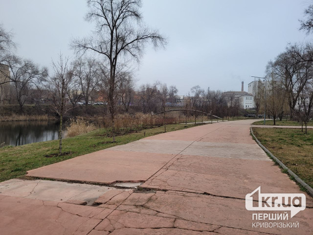 В Кривом Роге чиновники не могут назвать гарантийный срок дорожек в парке Гагарина