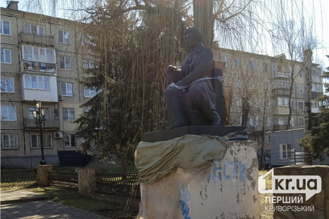 Поліція Кривого Рогу шукає причетних до розмалювання пам’ятника Пушкіну