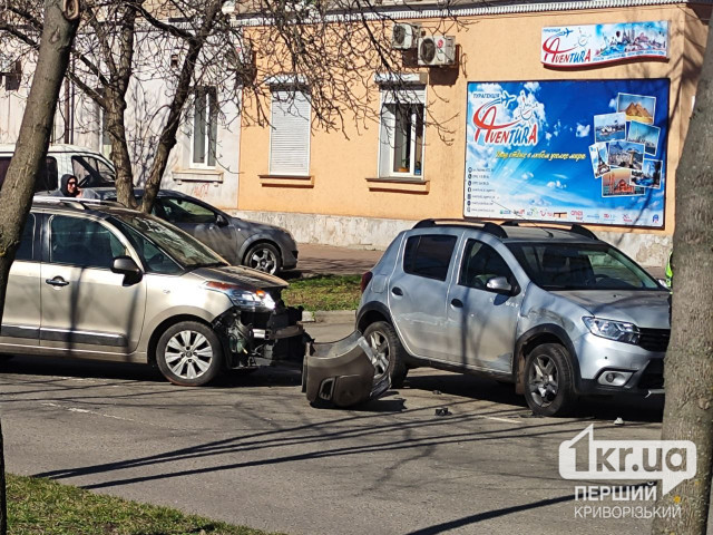 В Кривом Роге в Саксаганском районе столкнулись два автомобиля