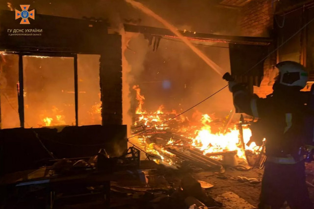 Криворожские пожарные ликвидировали пожар на территории частного домовладения