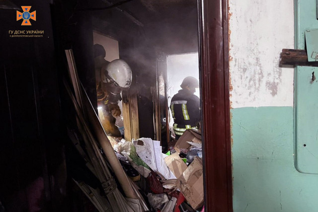 Никопольские чрезвычайники спасли от огня квартиру