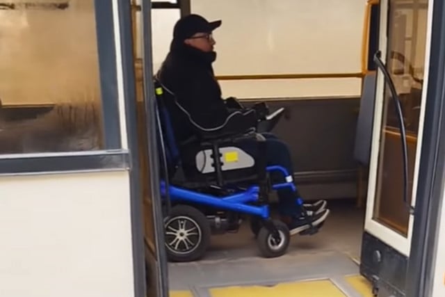«Весь день дрожат руки» — мужчине на инвалидной коляске нахамил водитель коммунального автобуса