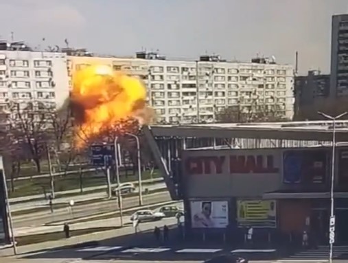 Российская ракета попала в многоэтажное здание в Запорожье