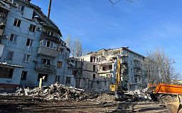 Ракетный удар по дому в Запорожье: из-под завалов достали семью с младенцем