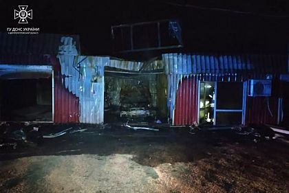 Криворожские спасатели ликвидировали возгорание торговых павильонов