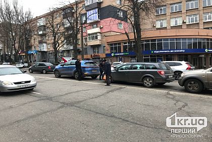В Кривом Роге образовалась из-за тройного ДТП пробка на дороге