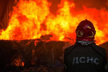 Обстріл дронами Новомосковська: пожежу на підприємстві локалізували