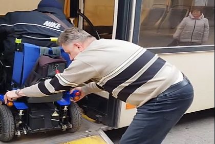 Омбудсман отреагировал на случай с криворожанином на колесном кресле