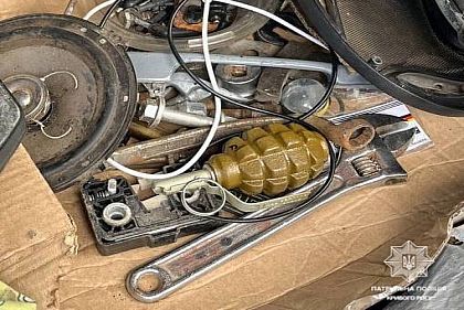 Криворожские патрульные обнаружили в салоне автомобиля предмет, похожий на гранату