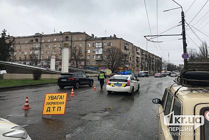 В Кривом Роге грузовик оборвал провода контактной сети троллейбусов