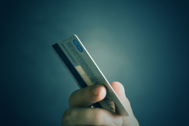 В Кривом Роге осудили мужчину за использование краденой банковской карты