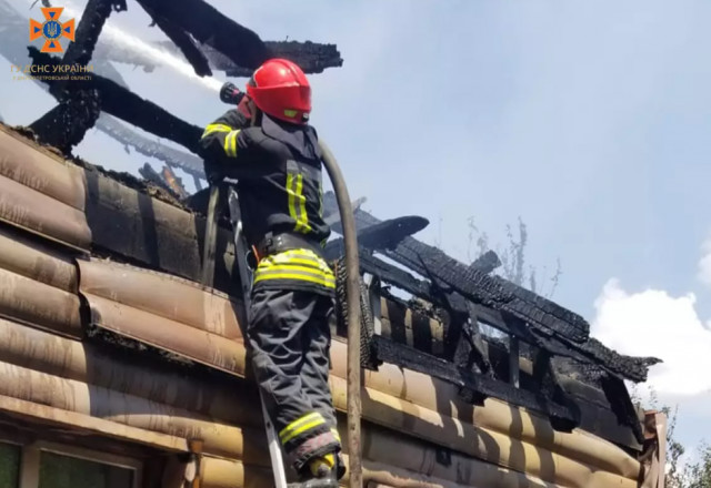 У Кривому Розі рятувальники ліквідували пожежу в житловому будинку