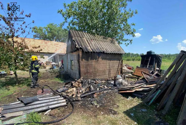 У Криворізькому районі рятувальники загасили пожежу на території приватного будинку