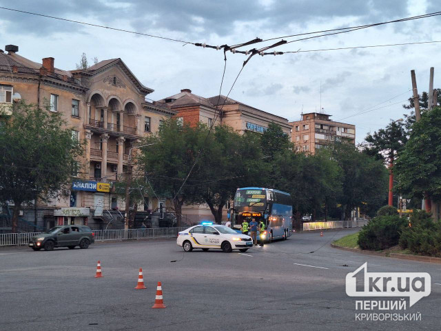 В Кривом Роге на проезжую часть упали троллеи: затрудненное движение