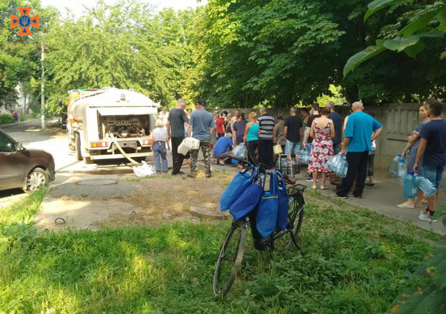 Рятувальники продовжують підвозити воду для мешканців Нікополя