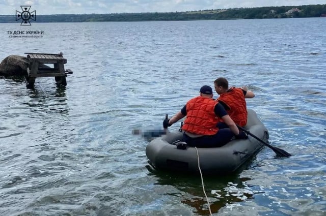 На Днепропетровщине чрезвычайники достали из воды тела погибших мужчины и женщины
