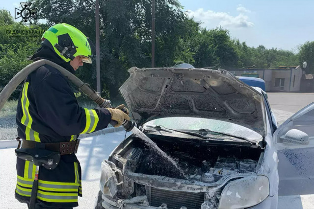 Біля заправки у Кривому Розі горіла автівка