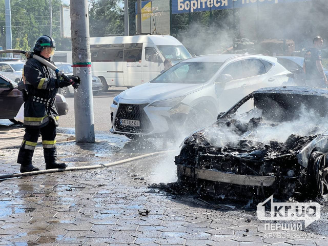 У Кривому Розі на 95 кварталі згоріла автівка