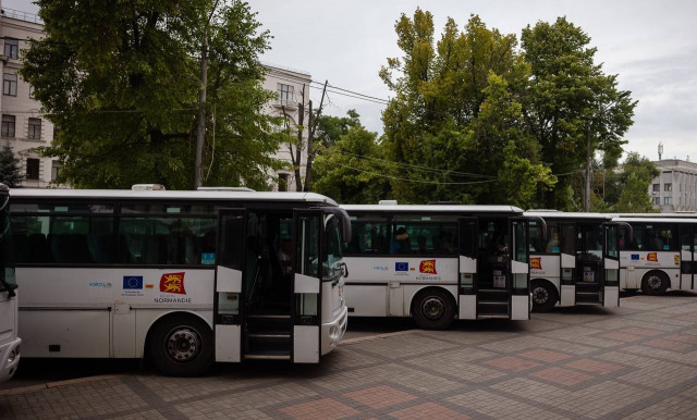 Дніпропетровщина отримала від Франції 14 шкільних автобусів