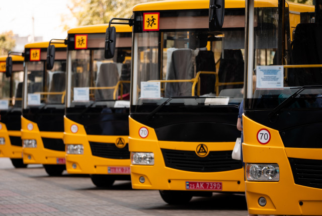 Громады Днепропетровщины получили еще 8 новых школьных автобусов