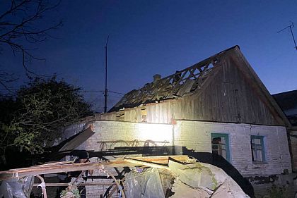 Поздно вечером враг обстрелял Никопольщину: ранена 86-летняя женщина