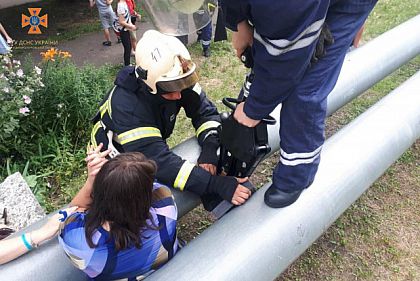 Застряла между трубами теплотрассы: на Днепропетровщине спасатели помогли девушке