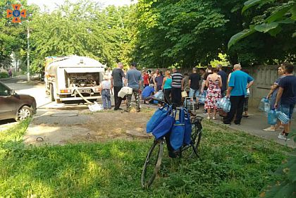 Спасатели продолжают подвозить воду для жителей Никополя