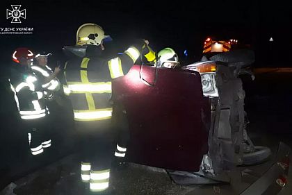 На Днепропетровщине ЗАЗ врезался в отбойник: пострадали три человека