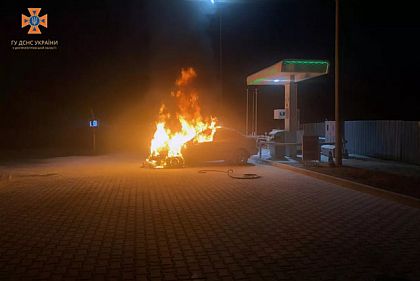 В Кривом Роге на заправке горел автомобиль