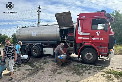 Спасатели подвозят воду в обезвоженные населенные пункты Криворожья