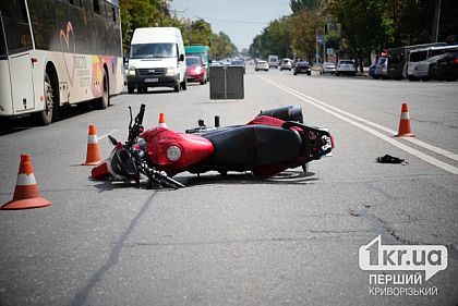В Кривом Роге на 95 квартале затруднено движение из-за ДТП с мотоциклом