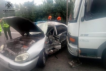 Криворожские спасатели освободили водителя из поврежденного ДТП автомобиля