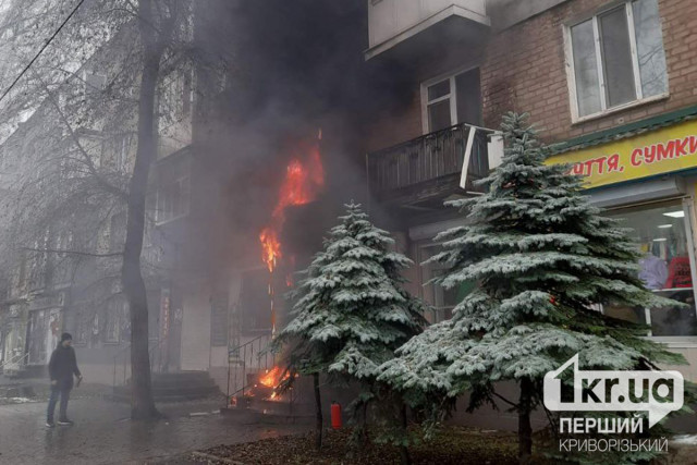 Пожар в Кривом Роге: огонь с вывески перекинулся на балконы