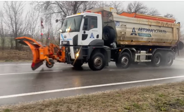 На дорогах Днепропетровщины работает 51 единица дорожной техники
