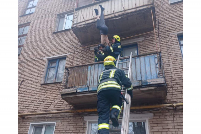 У Кривому Розі рятувальники допомогли чоловікові, який звисав з балкону