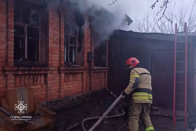 Криворожские пожарные потушили горящий жилой дом