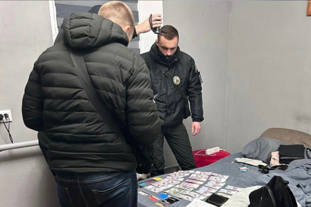 Криворізькі поліцейські викрили шахраїв, що ошукали українців на 100 тисяч гривень