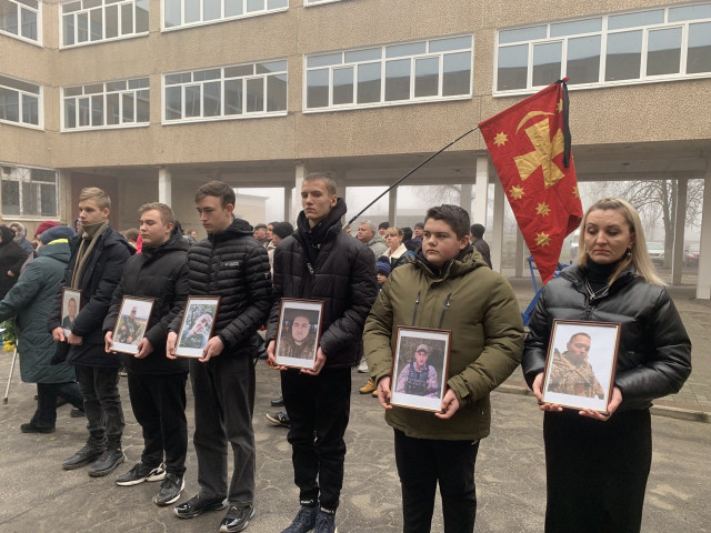 В криворожской гимназии открыли памятные доски шести погибшим выпускникам