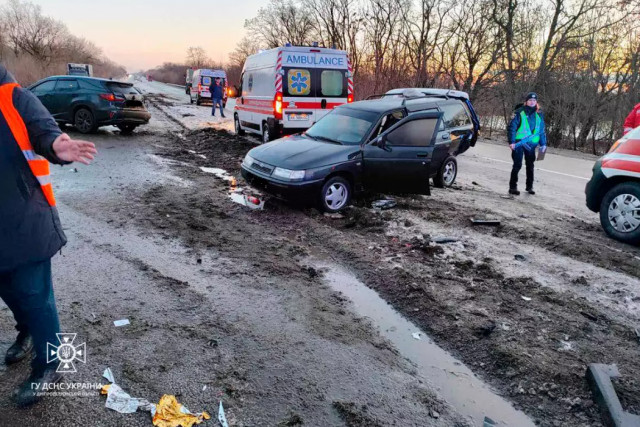 На Дніпропетровщині сталась масштабне ДТП: постраждало 6 людей