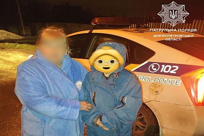 На Днепропетровщине патрульные помогли потерявшейся пенсионерке вернуться домой