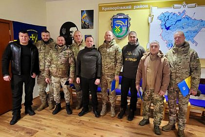 На Криворожье передали защитникам автомобиль и приборы подсветки