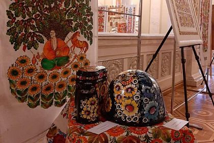 «Петриковская роспись – цвет жизни»: в Киеве проходит выставка мастеров из Днепропетровщины