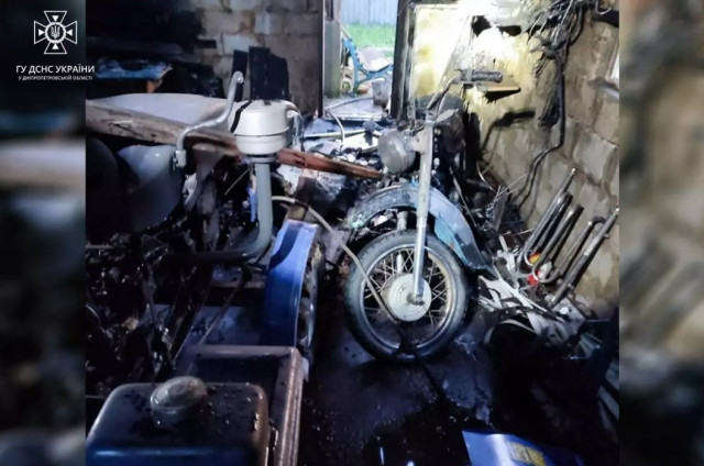 В Криворожском районе горел гараж с трактором и мотоциклом