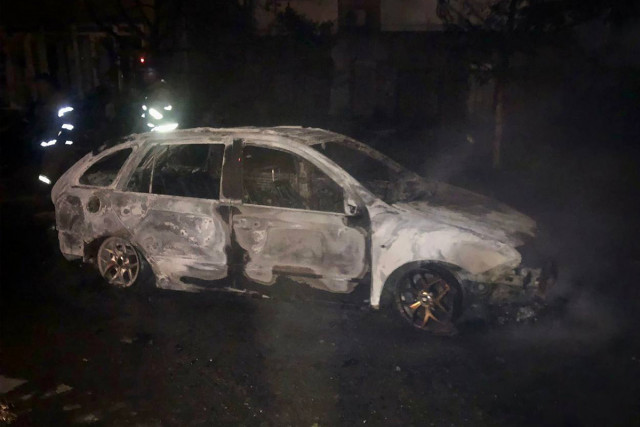 Войска РФ ударили по Никополю из артиллерии — горели авто, повреждены дома