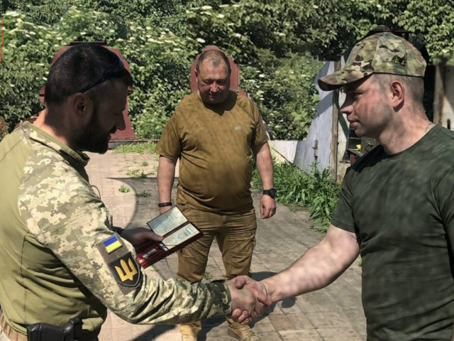 Бойцов 17-й танковой криворожской бригады наградили государственными наградами