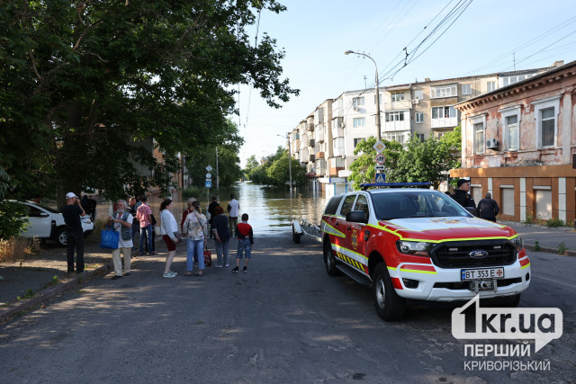 Рятувальники з Дніпропетровщини допомагають евакуюватися мешканцям Херсонської області