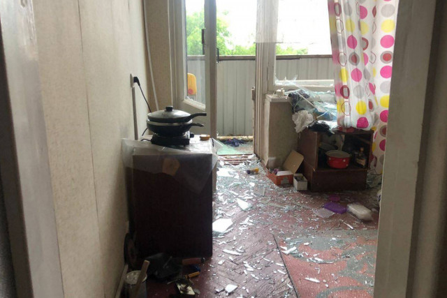 В результате обстрела Никополя повреждено общежитие, где живут переселенцы